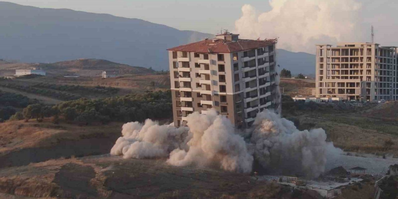 Milyonlar verip almışlardı, kağıt gibi yerle bir olan 15 katlı binadan geriye borç kaldı