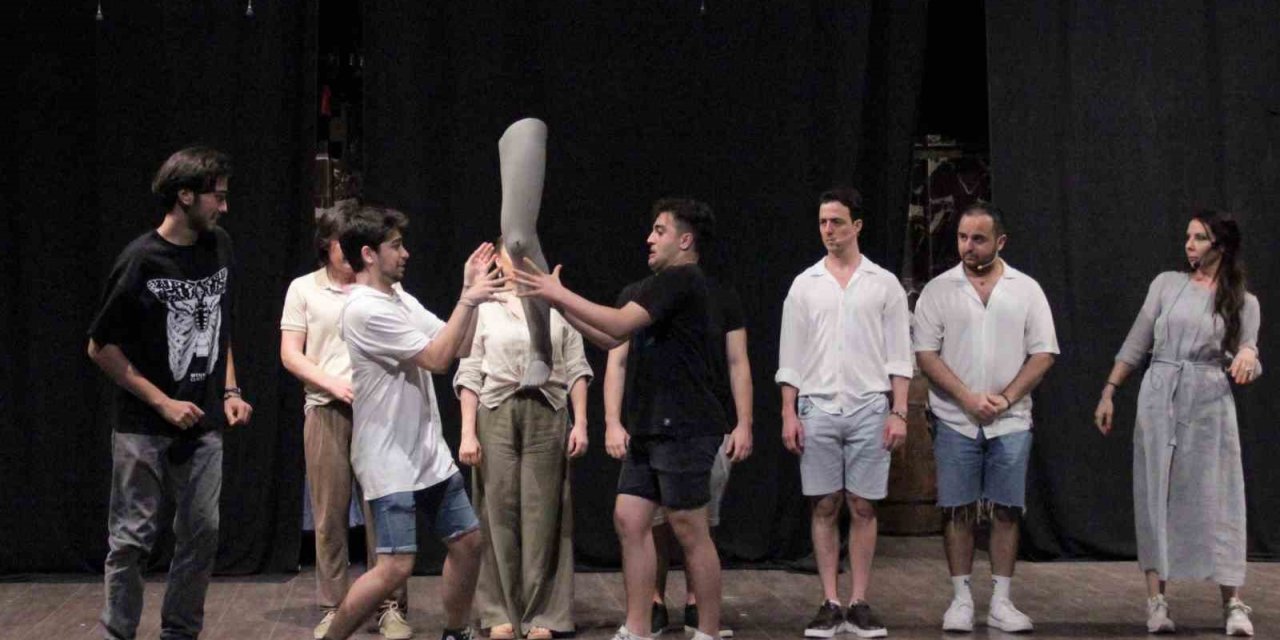 96 yaşındaki Haldun Dormen, her gün tiyatroya gelip provaları yönetiyor