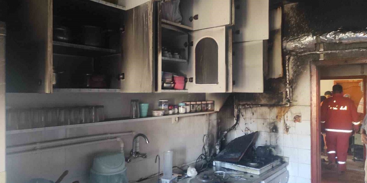 Mutfakta çıkan yangın evi küle çeviriyordu