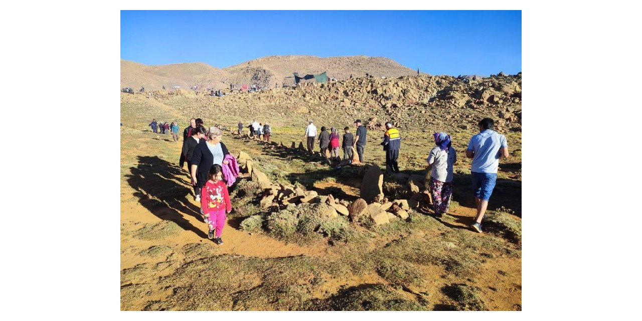 7 asırlık gelenek Sanrıdas Dağının 2300 rakımlı zirvesinde yaşatıldı