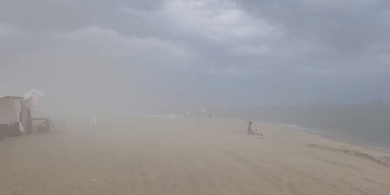 Sahilde çıkan fırtına ortalığı savaş alanına çevirdi: Vatandaş zor anlar yaşadı