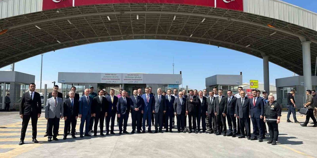 Ticaret Bakanı Bolat, Çıldır-Aktaş Sınır Kapısı’nda incelemelerde bulundu