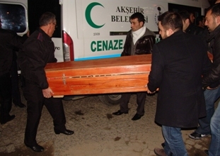 Kendini iple tavana asarak intihar etti