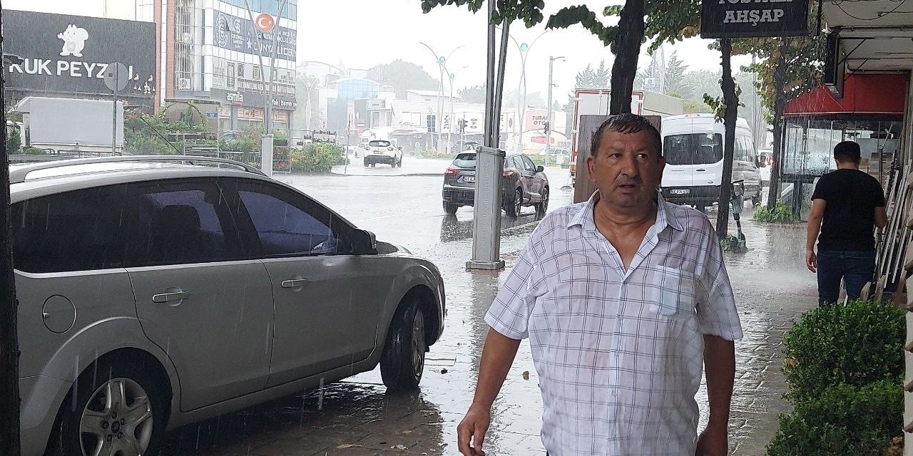 Kocaeli’de sağanak yağmur hayatı olumsuz etkiledi, caddeler sular altında kaldı