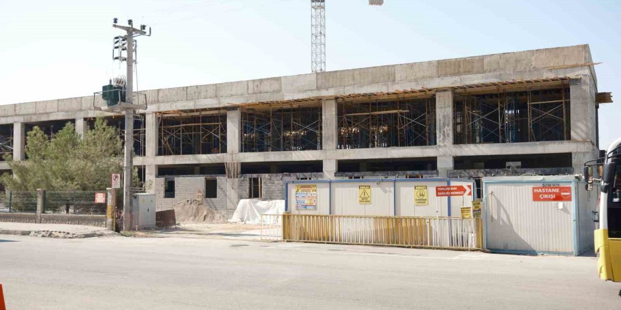 Sağlık Bakanı Koca, Kızıltepe Devlet Hastanesi 150 yataklı ek hizmet binası inşaatını inceledi