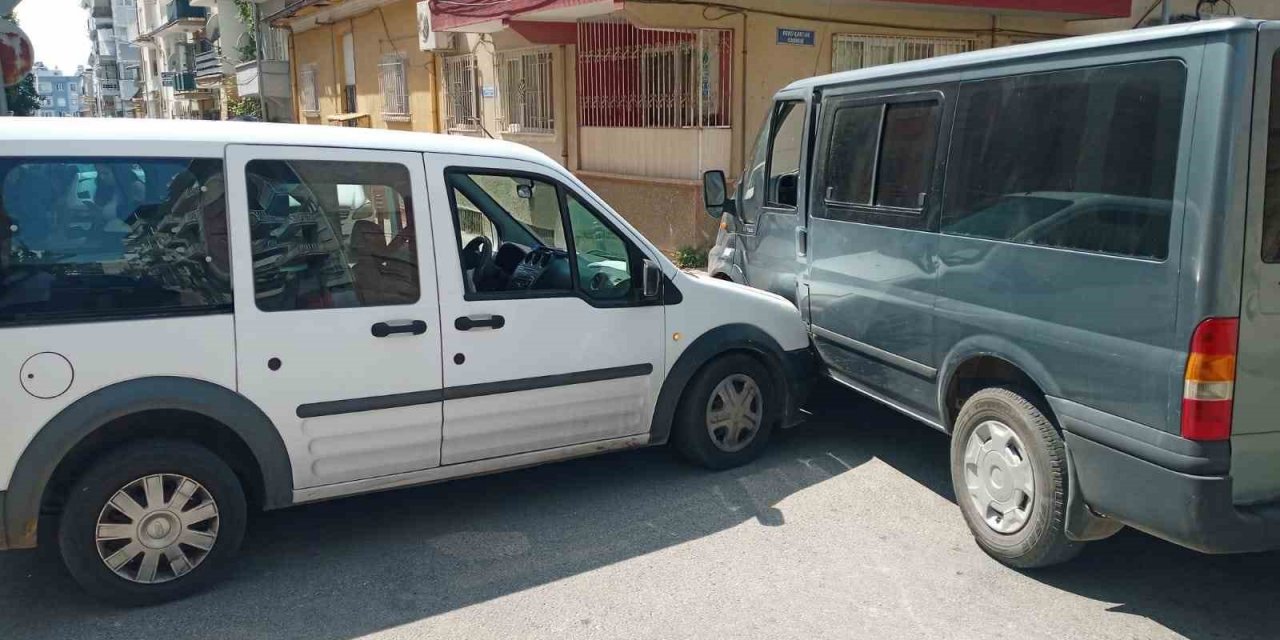 Mahkum taşıyan polis aracı kaza yaptı