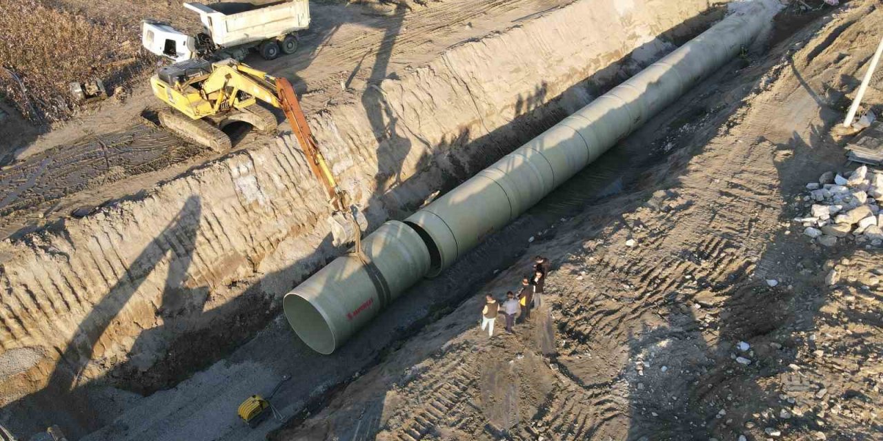 Koçarlı’da yer altına inen dev boruların montajı yapılıyor