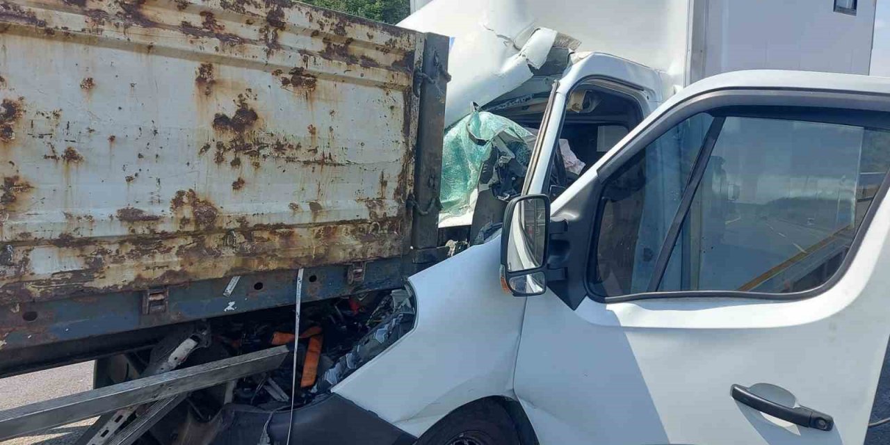 Kamyonet, tırın dorsesine ok gibi saplandı: 1 yaralı