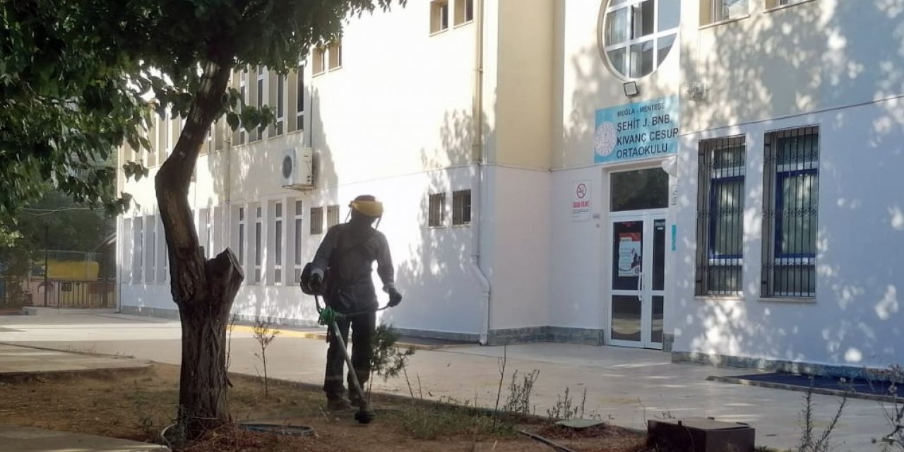 Menteşe’deki okullarda yeni dönem öncesi bahçe temizliği