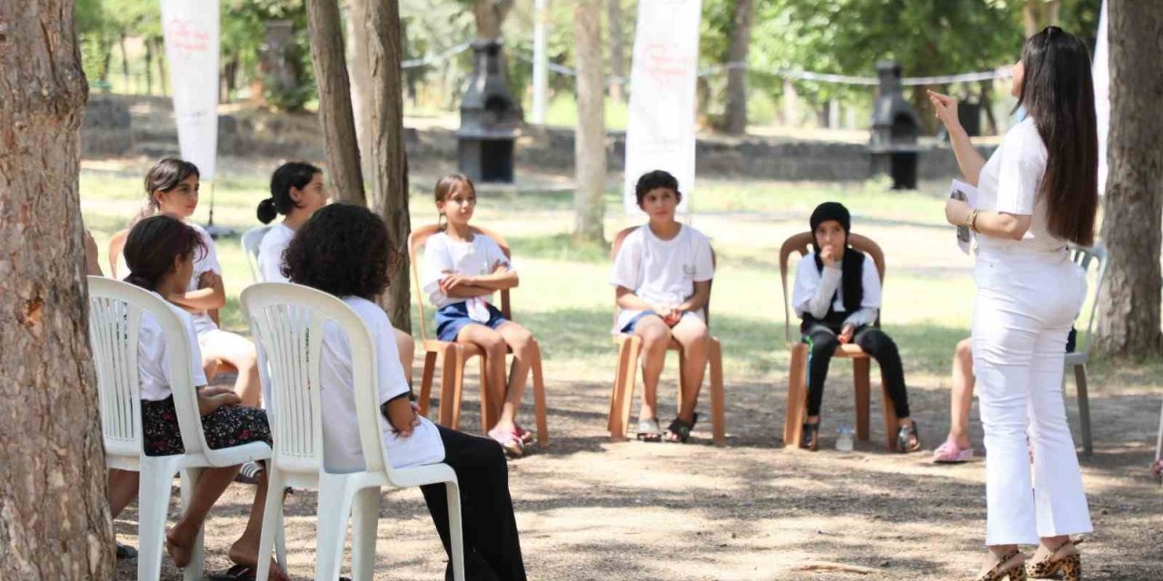 Diyarbakırlı çocuklara kitap okumanın önemi anlatıldı
