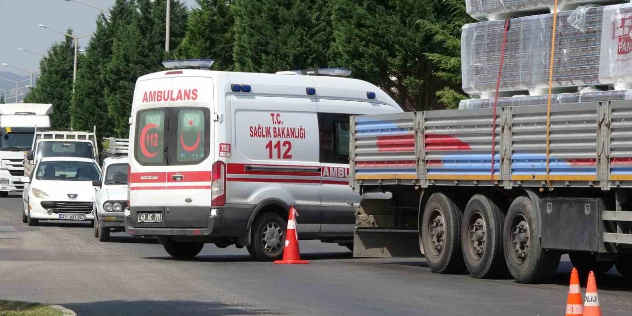 Tavşanlı’da otomobil ile güneş paneli yükle tır çarpıştı: 1 yaralı