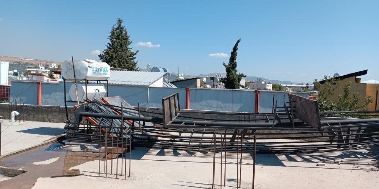 Ağır hasarlı bina yıkımında yangın merdiveni az hasarlı evin üzerine düştü