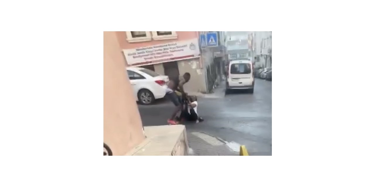 Fatih’te yabancı uyrukluların kavga anları kamerada