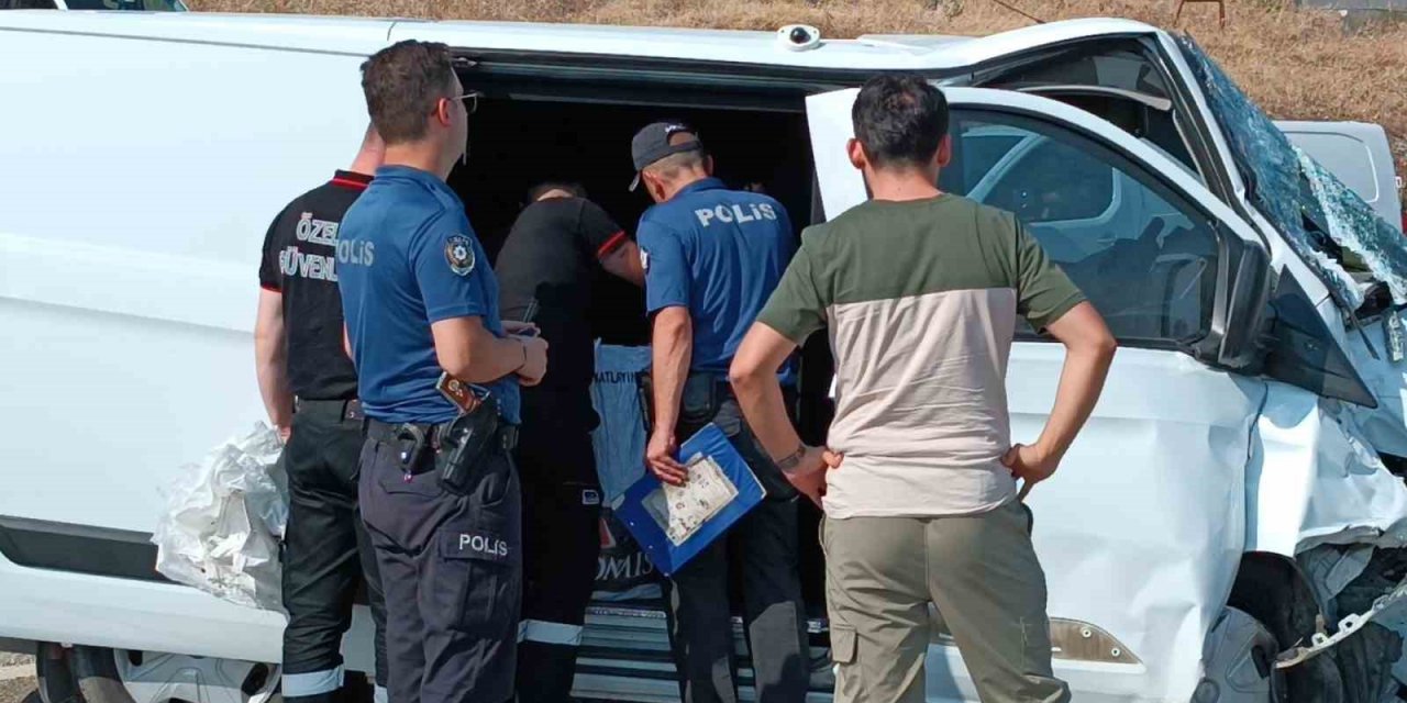 Para dolu nakil aracı otobüsle çarpıştı: 4 yaralı