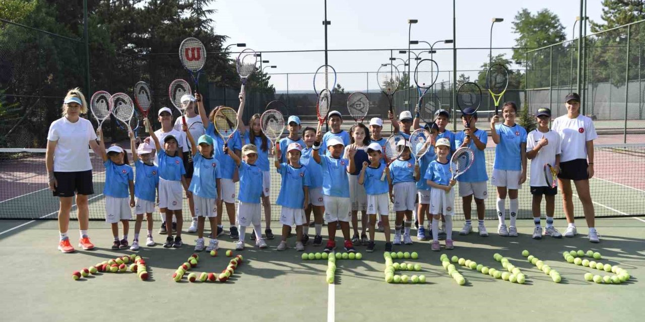 Minik tenisçiler hünerlerini sergiledi