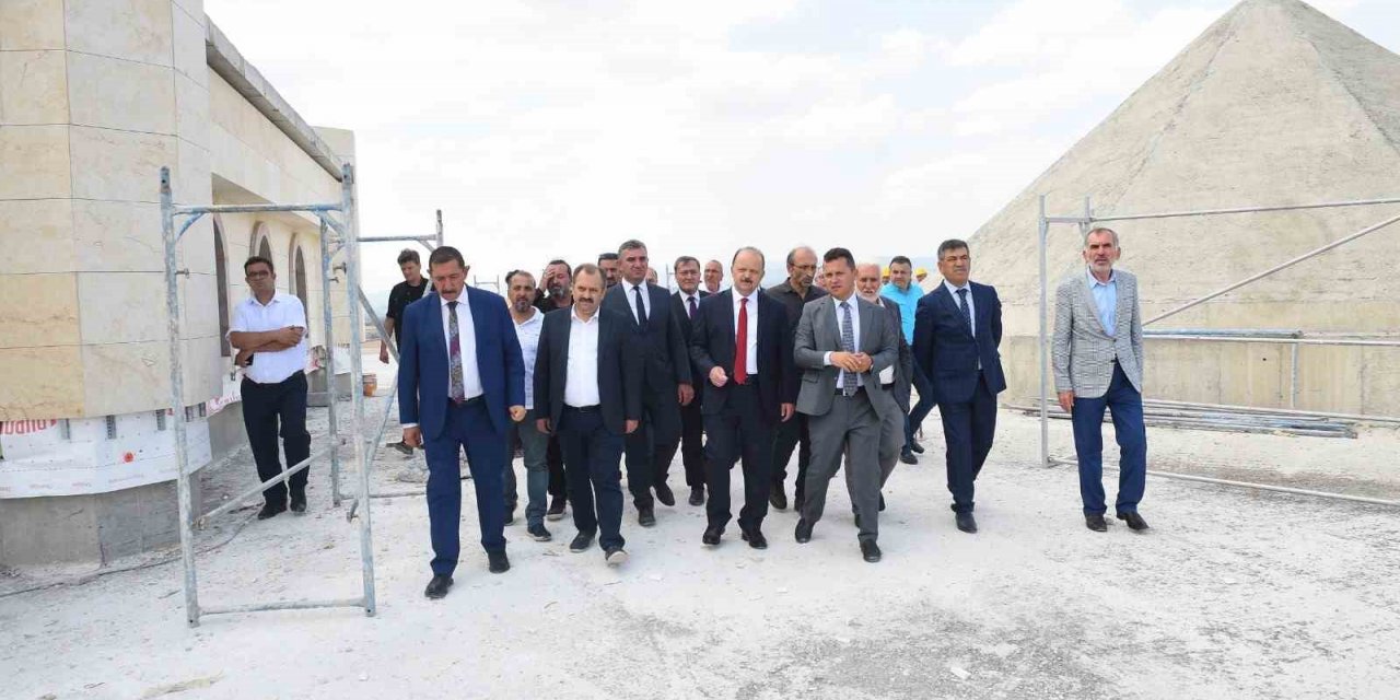 Yarım kalan üniversite camisinde çalışmalara yeniden başlandı