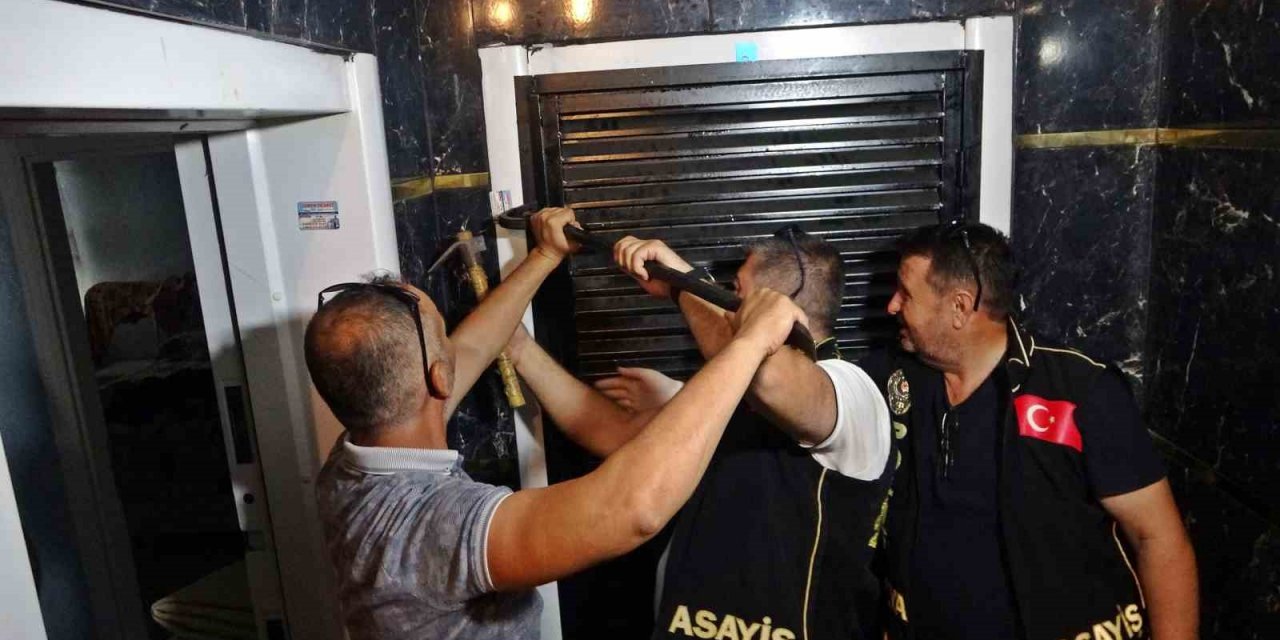 Kapılar koçbaşıyla kırıldı, evlerinden çöp atmaya çıkanlar dahi didik didik arandı