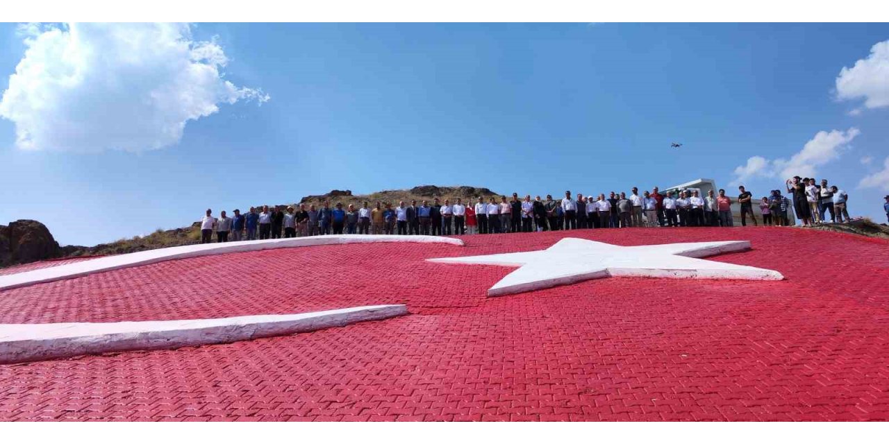 Muhsin Yazıcıoğlu anısına 1800 rakımlı tepeye 700 metrekarelik Türk bayrağı yapıldı