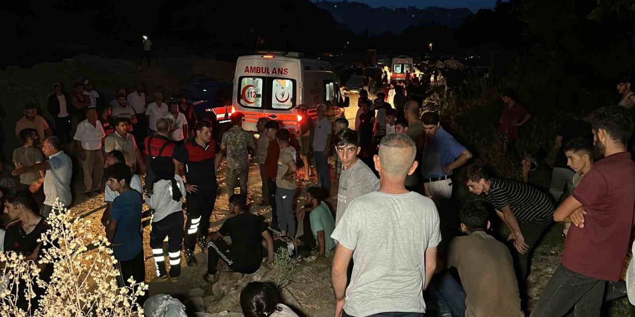 Fındık işçilerini taşıyan traktör şarampole yuvarlandı: 13 yaralı