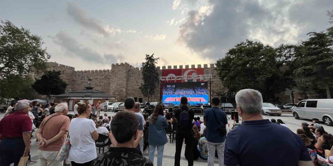 Sinop’ta dev ekranda milli maç heyecanı