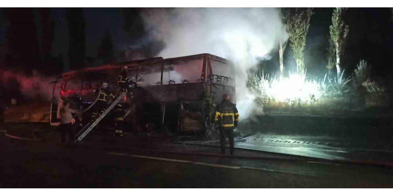 Alev topuna dönen yolcu otobüsünden geriye demir yığını kaldı