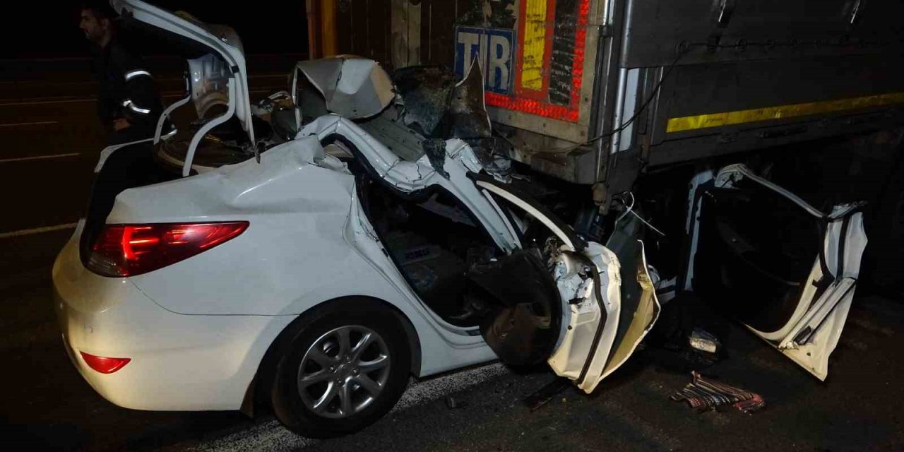 Tıra saplanan otomobil kağıt gibi ezildi: 1 ölü
