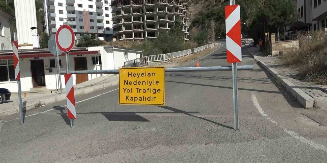 Gümüşhane’de mahalle sakinlerini tedirgin eden dev kayalar dağcılar tarafından temizleniyor