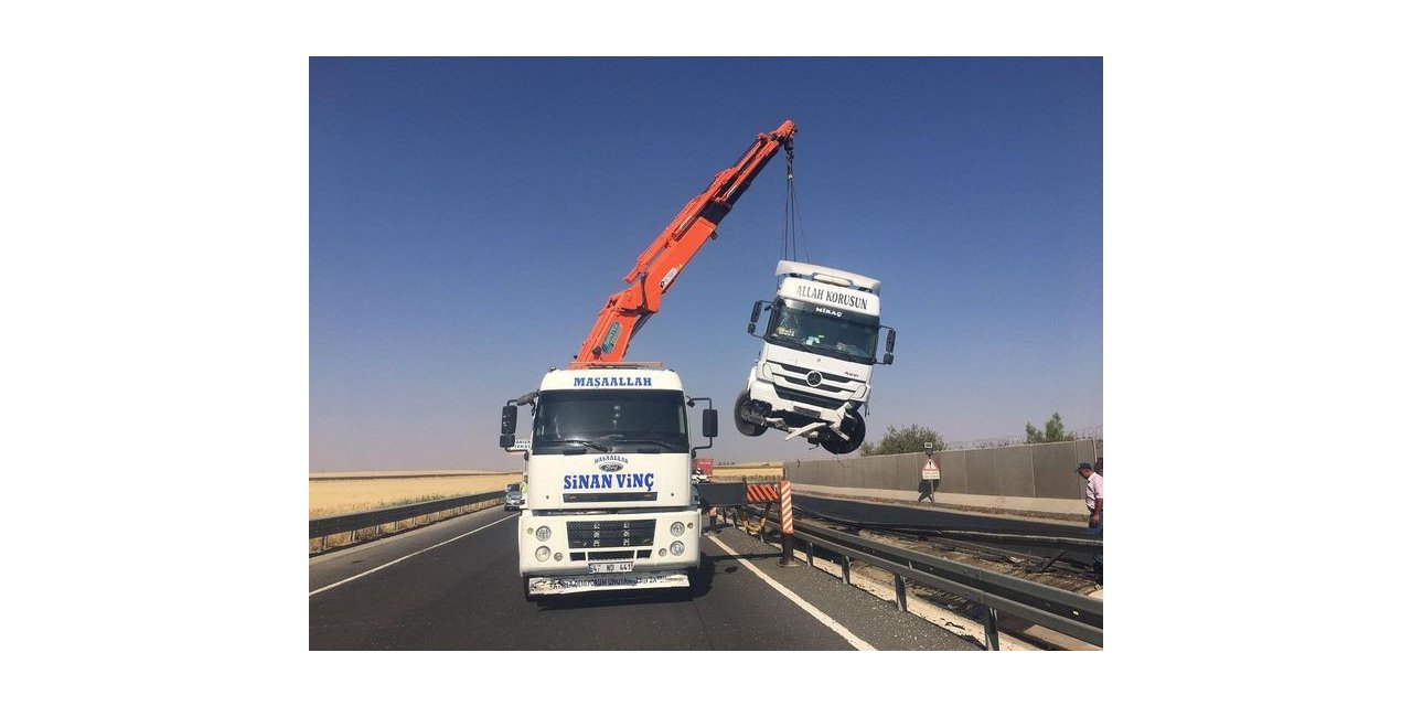 Sürücüsünün direksiyon hakimiyetini kaybettiği tır yoldan çıktı