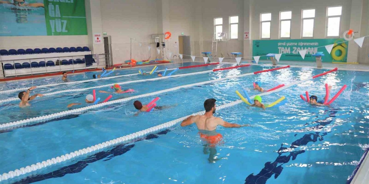 Ergani’de minikler kulaç atmayı öğreniyor