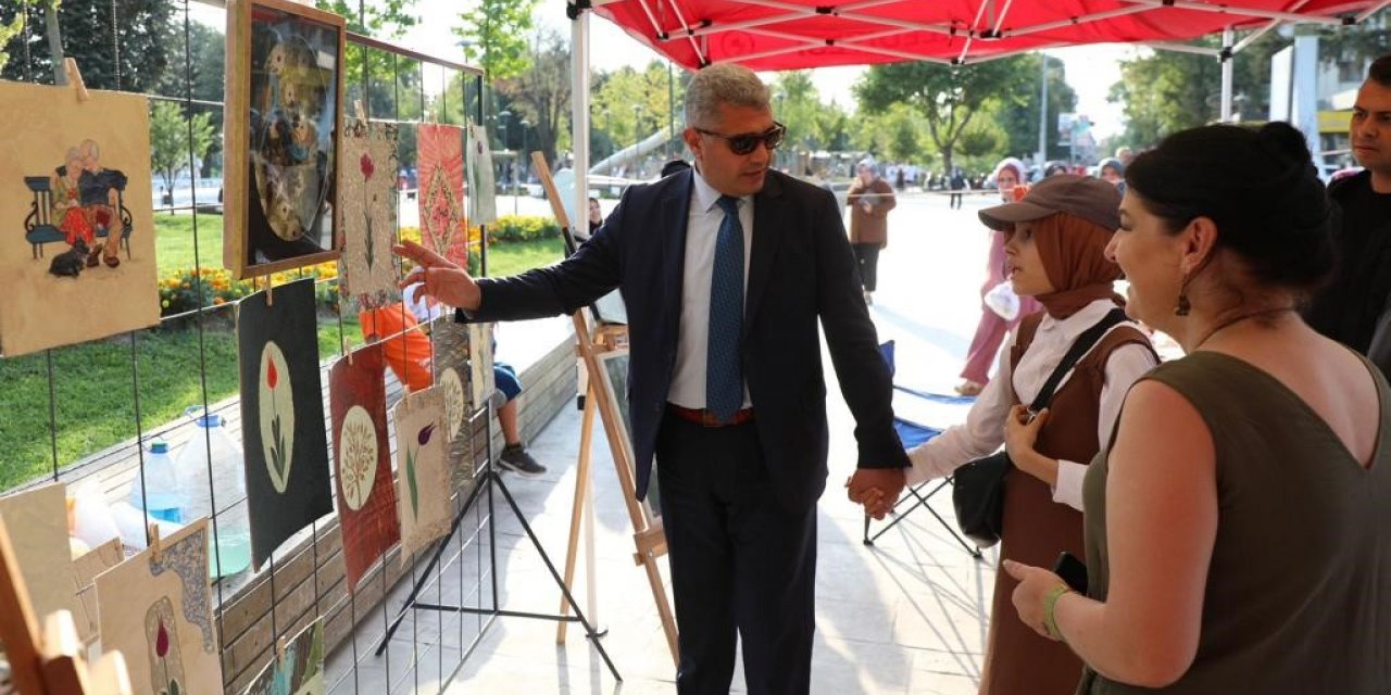 Düzce’de 7. kez kurulan sanat sokağını Vali Aslan gezdi