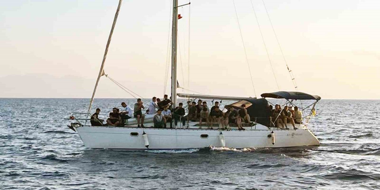 Yelkenli teknede yakalandılar