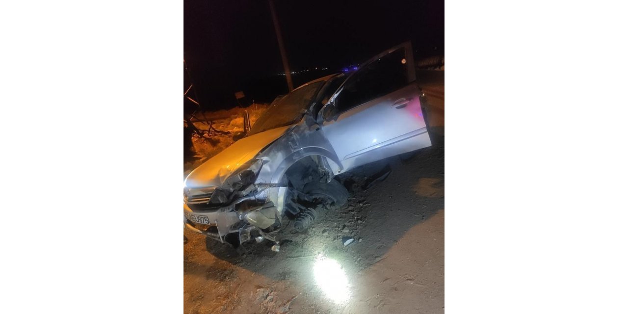 Sürücüsünün direksiyon hakimiyetini kaybettiği otomobil elektrik direğine çarptı: 3 yaralı
