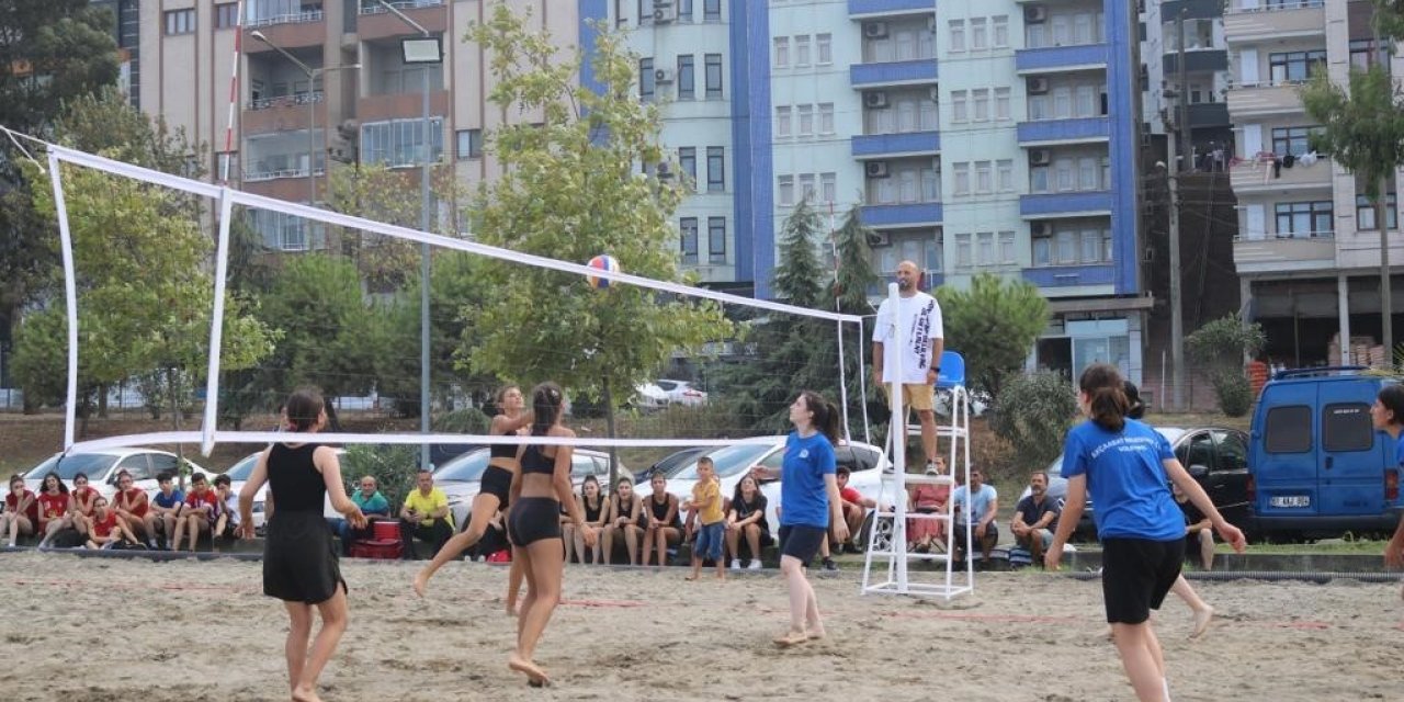 Akçaabat’ta plaj voleybolu heyecanı başladı