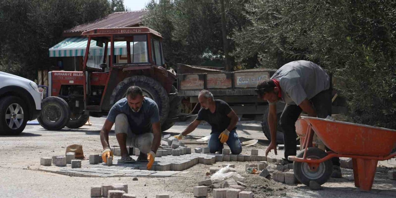 Burhaniye’de 7 ayrı noktada eş zamanlı yol bakım çalışması
