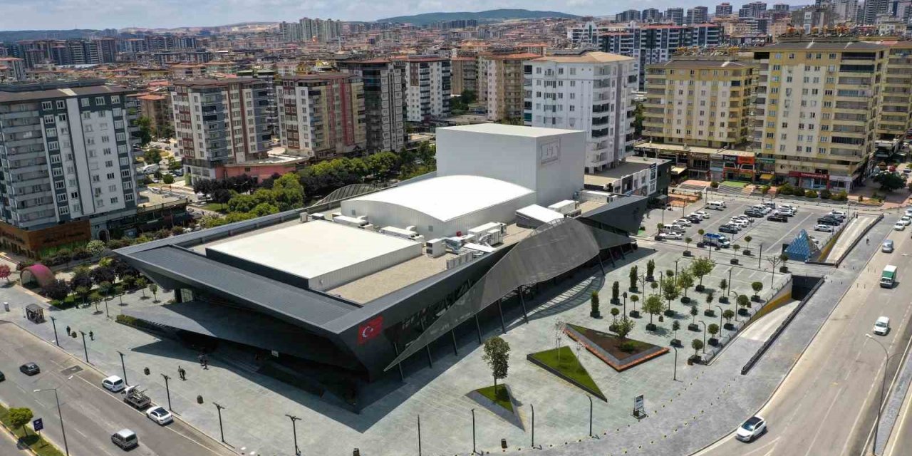 Tamer Karadağlı D.T. Şehitkamil Sahnesi ve Şehitkamil Sanat Merkezi’ne hayran kaldı