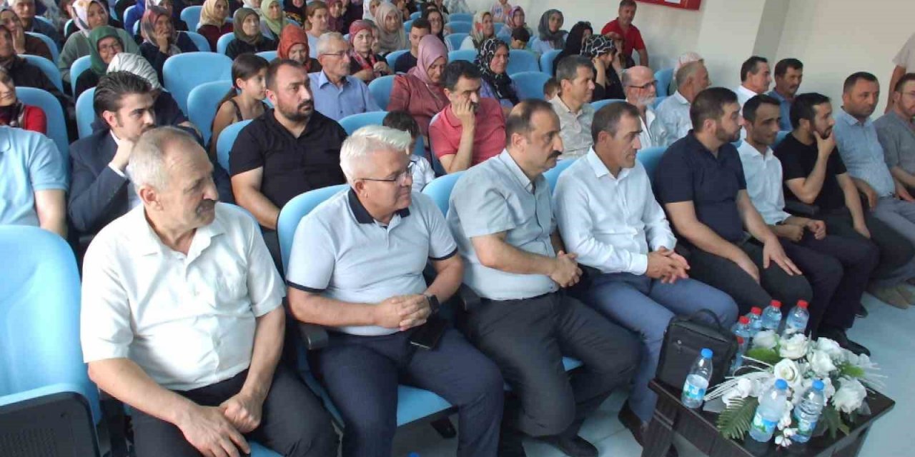 Burhaniye’de Kur’an öğrenen öğrencilere ödül töreni düzenlendi