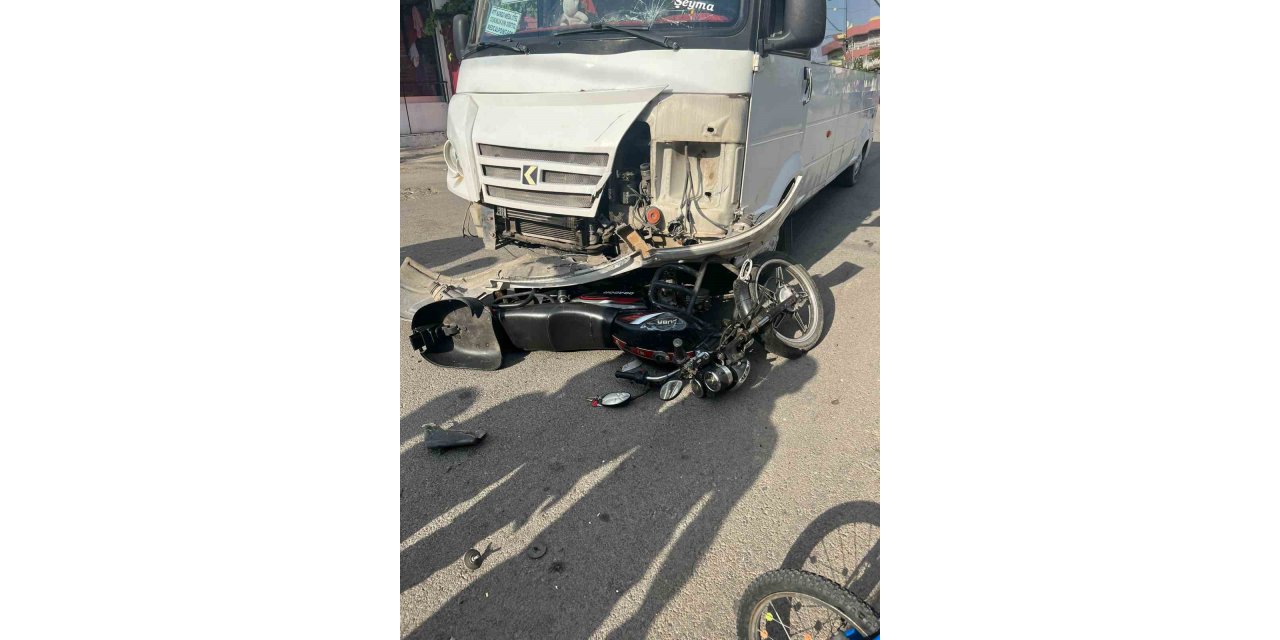 Minibüs ile motosikletin çarpıştığı kazada 3 kişi yaralandı