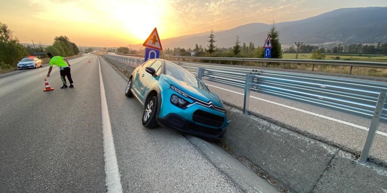 D-100’de otomobil su kanalına düştü: 5 yaralı