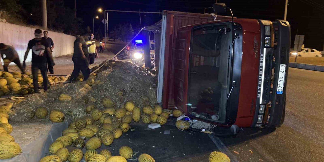 Kavun yüklü kamyon devrildi! Trafikte uzun araç kuyruğu oluştu