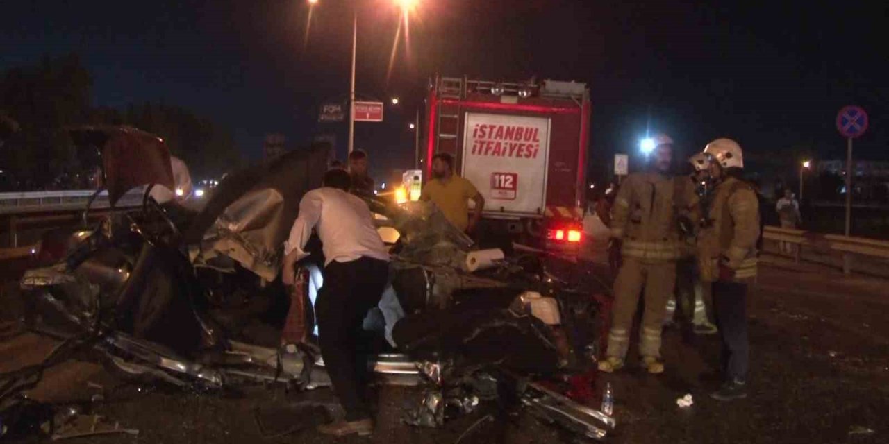 Pendik’te otomobil yolda duran tıra çarptı: 2 yaralı