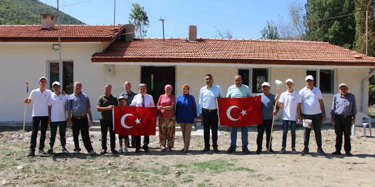 Kadın muhtar istedi, liseliler en uzak mesafedeki köy okulunu restore etti