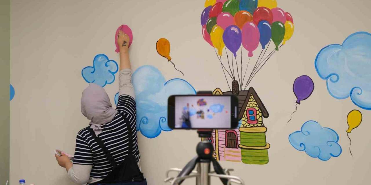 Adana Şehir Hastanesi’nin duvarları deprem çocukları için artık rengarenk