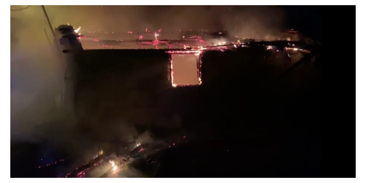 İçerisinde mutfak tüpleri bulunan metruk ev yandı