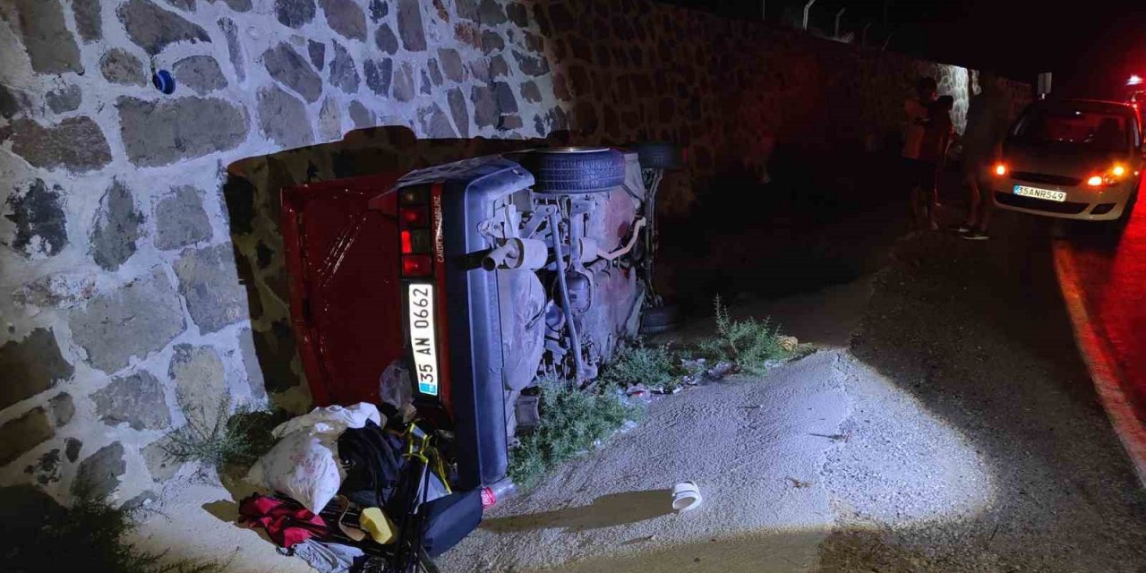 Kuşadası’nda virajı alamayan otomobil kanala düştü