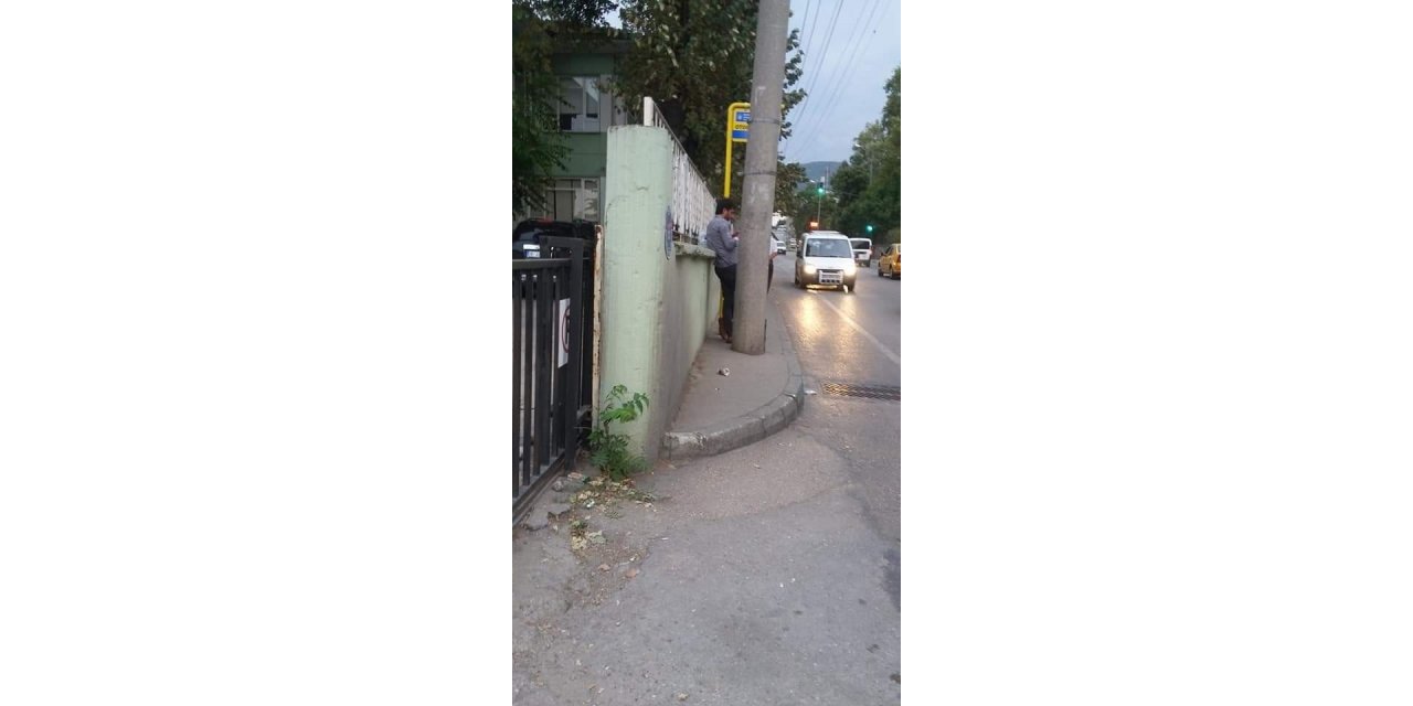 İnsanlar yürüyecek kaldırım bulamıyor