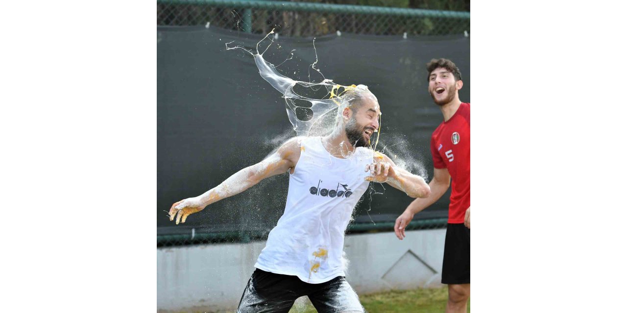 Turgutlusporlu futbolcuya, Brezilya usulü sürpriz doğum günü