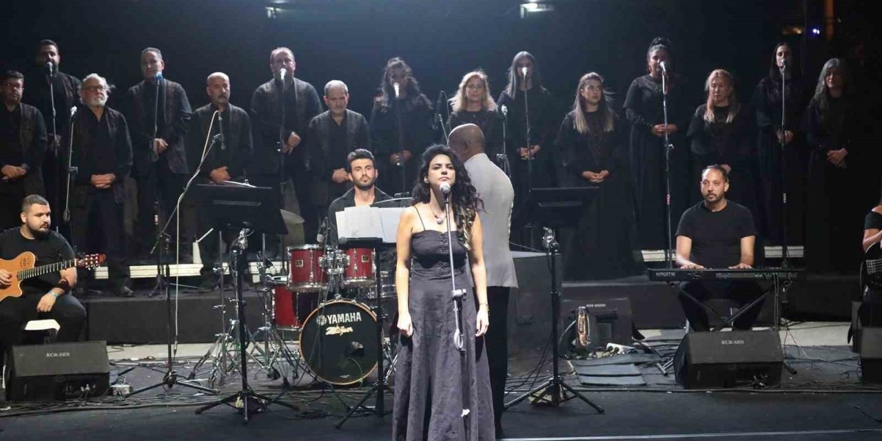 Antik Tiyatro’da barış ezgileri