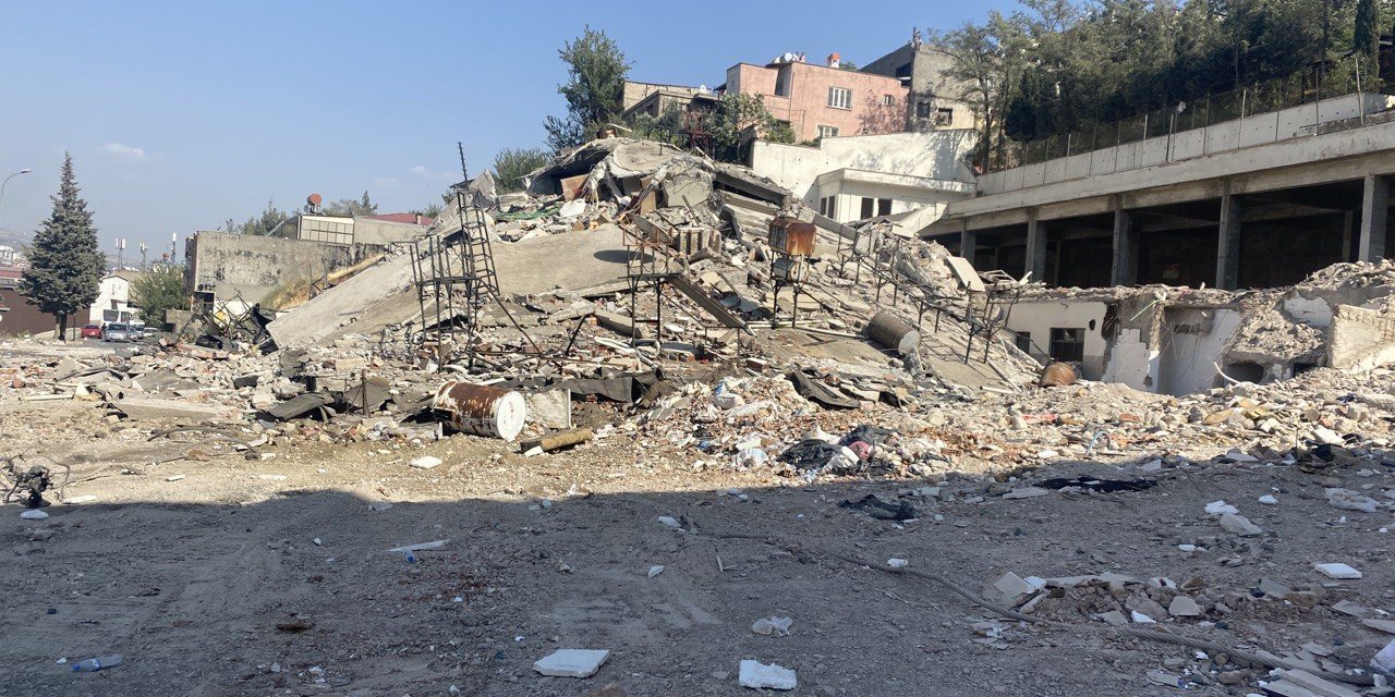 Ağır hasarlı binanın yıkımı felakete yol açıyordu