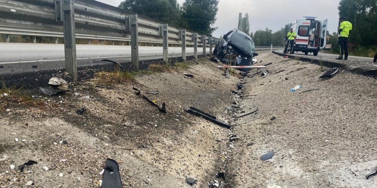 Bariyerlere çarpan hafif ticari araçta 24 yaşındaki genç yaşamını yitirdi