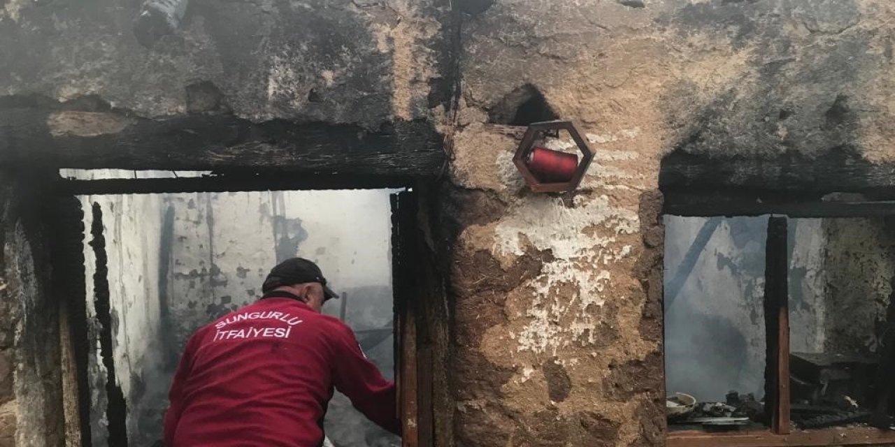 Çorum’da alevlere teslim olan ev küle döndü